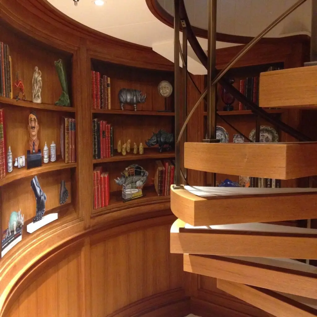 Trompe L'oeil shelves